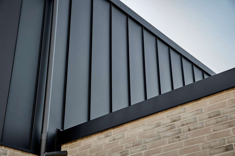 Stilfulde stålprofiler på facaden af nybygget hus med plads til det hele, Navervænget 9, 6710 Esbjerg